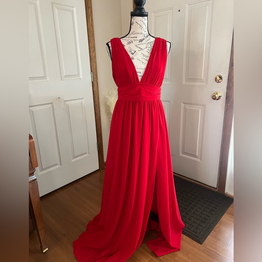 Lulu’s red dress slit front heavenly huges size medium. NWOT valentines
